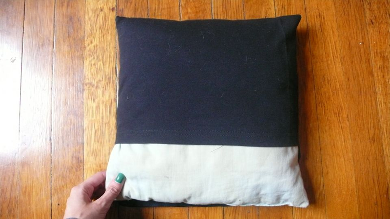 Illustration for article titled How To Turn A T-Shirt Into A Pillow